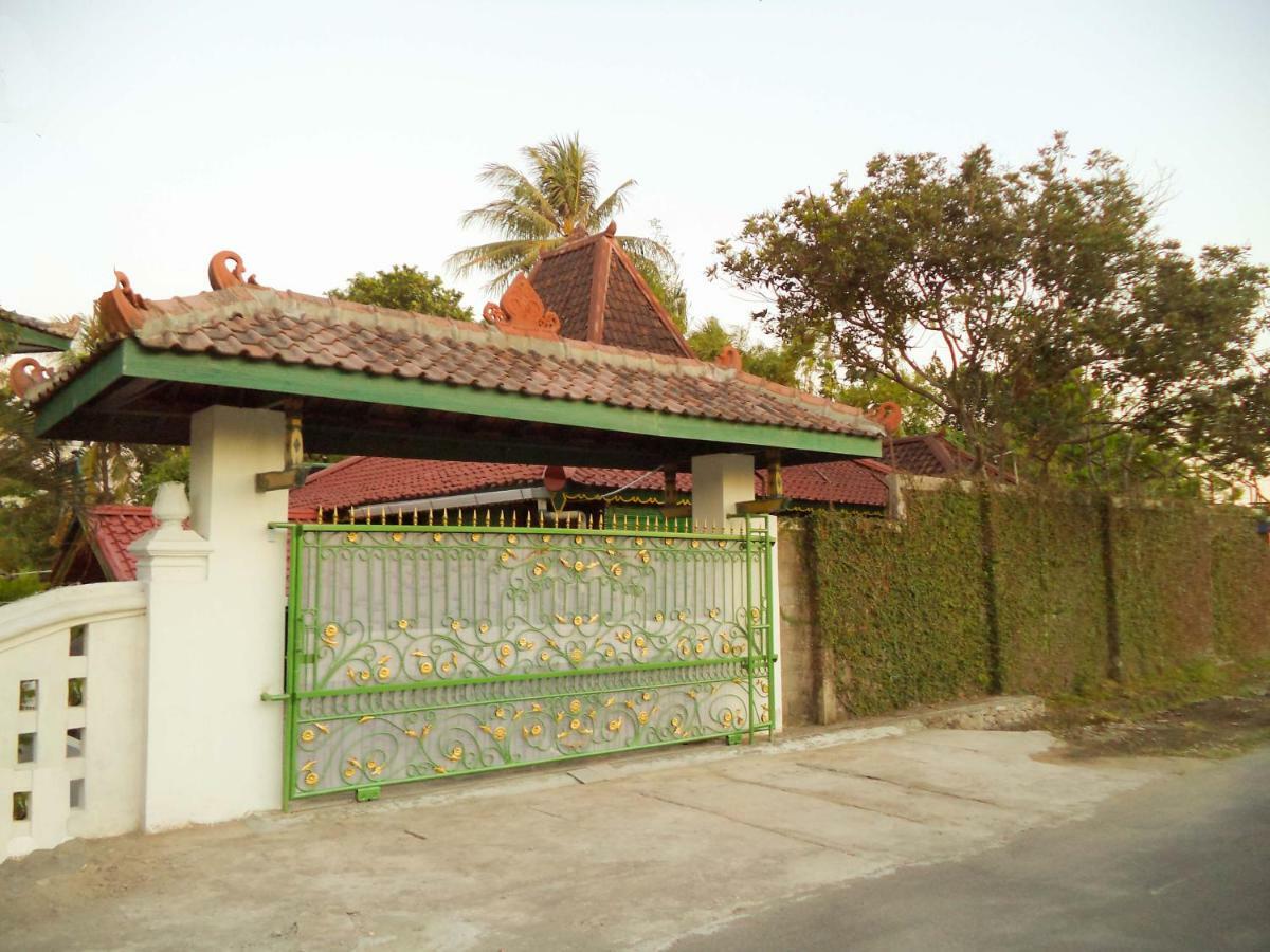 Joglo Yudhistira Villa Sleman  Kültér fotó
