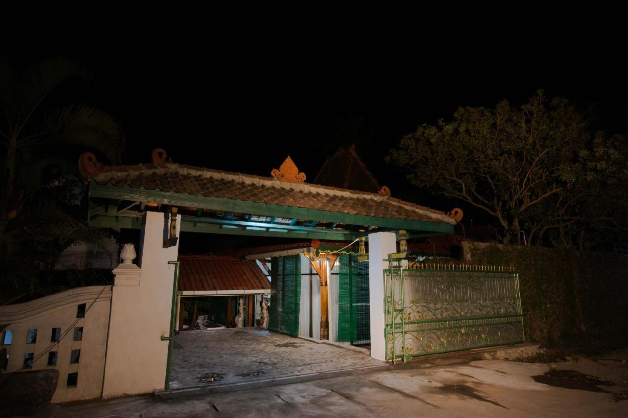 Joglo Yudhistira Villa Sleman  Kültér fotó